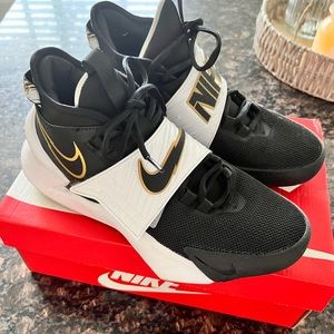 Nike kid’s team hustle basketball shoes